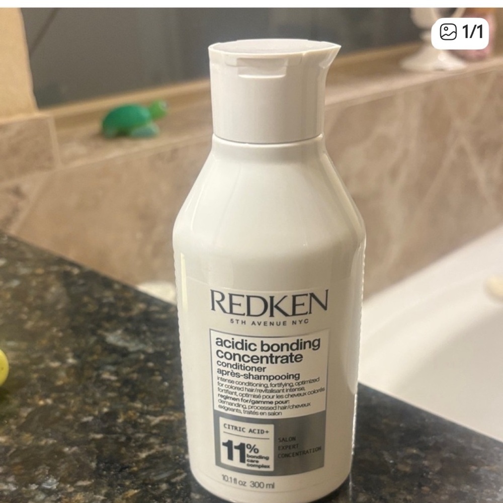 Redken Acidic Bonding Concentrate Conditioner - White